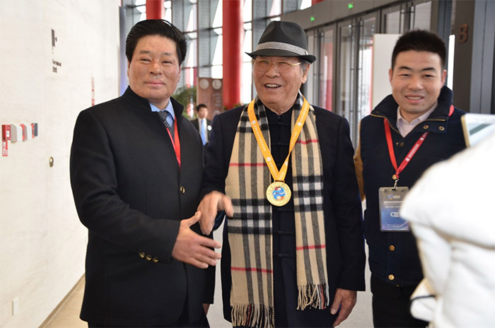 陳董事長在全球企業(yè)家生態(tài)論壇與演講家合影！